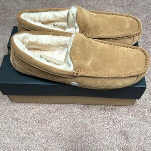 Never worn Ugg Men's Ascot Suede Slipper